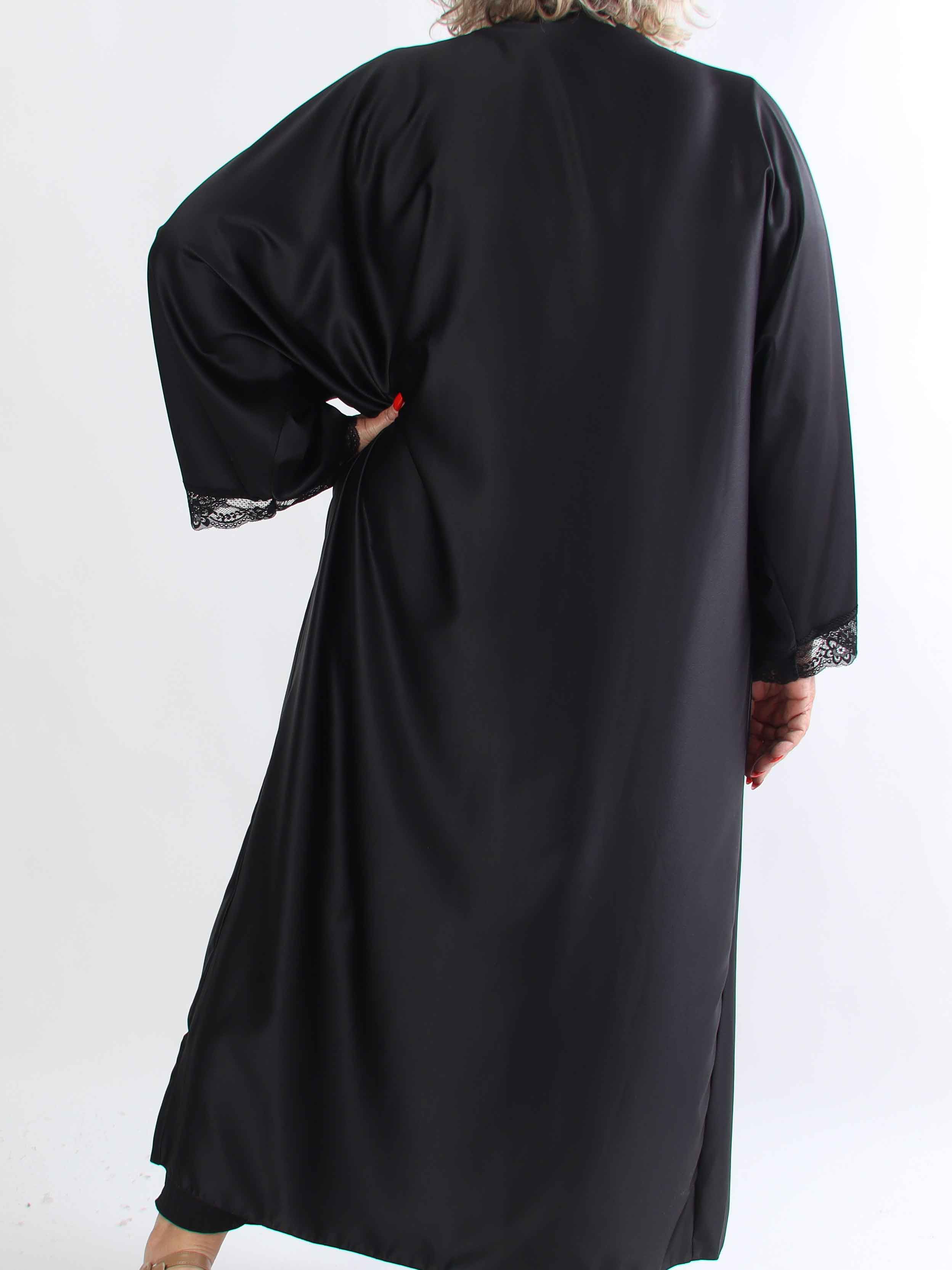 Deiene - Plus size kimono i silkelook med elegant blondekant for et sofistikeret udtryk